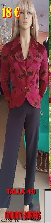CONJUNTO DE CHAQUETA Y PANTALON BURDEOS ESTAMPADO